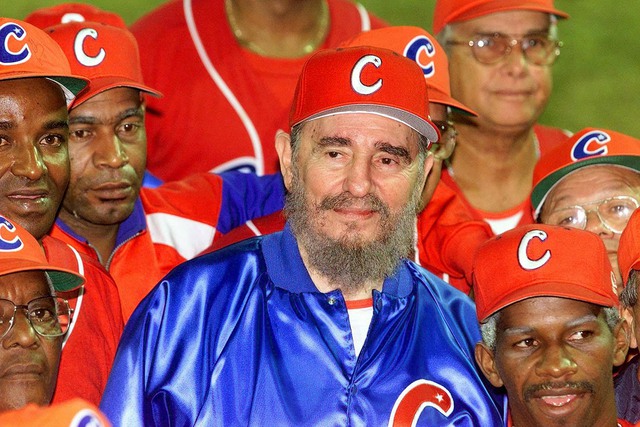 
Trong gần 5 thập niên lãnh đạo Cuba, nhà lãnh đạo Fidel giúp đất nước Caribbean nhỏ bé tồn tại và phát triển bất chấp những thù nghịch từ Mỹ. Bản thân ông cũng vượt qua hàng trăm âm mưu ám sát. Trong tình cảnh bị bao vây, cấm vận, Cuba vẫn tự vươn lên và có vị trí trên thế giới trong nhiều lĩnh vực, bao gồm y tế và phúc lợi xã hội. Ảnh: Getty
