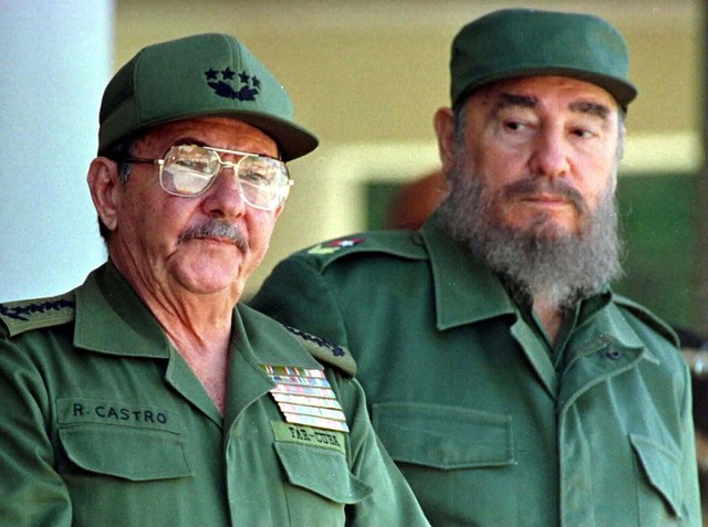 
Năm 2006, nhà lãnh đạo Fidel phải trải qua cuộc phẫu thuật liên quan tới tiêu hoá. Đây cũng là thời điểm việc chuyển giao quyền lực ở Cuba được tiến hành. Người kế nhiệm ông Fidel là em trai Raul Castro, người từng vào sinh ra tử cùng ông từ những năm tháng đầu của cuộc cách mạng. Năm 2008, ông Raul chính thức trở thành Chủ tịch của Cuba. Ảnh: Getty

