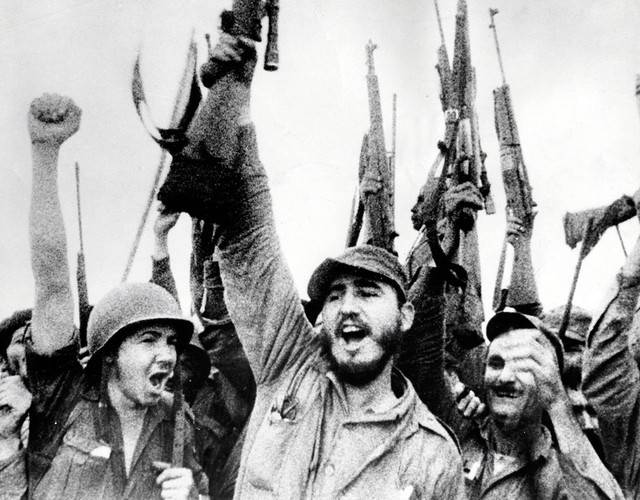 
Trở về năm 1956 nhưng lực lượng cách mạng bị bao vây và tiêu diệt, Fidel Castro và các đồng đội phải rút vào núi để xây dựng lực lượng. Với chiến thuật đánh du kích, quân cách mạng giành những thắng lợi liên tiếp. Năm 1959, quân đội của Fidel Castro tiến vào La Havana. Quân đội của Batista gần như không kháng cự. Ảnh: Getty
