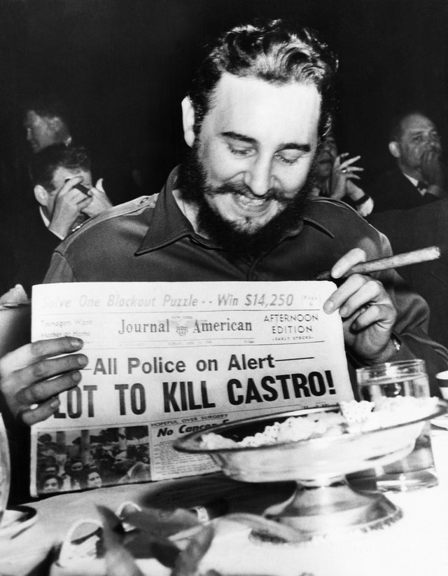 
Fidel Castro cầm tờ báo ở New York năm 1959. Khi được hỏi về vụ ám sát hụt, ông Castro nói: “Ở Cuba, họ có xe tăng, máy bay nhưng vẫn bỏ chạy. Vậy thì họ có thể làm được gì ở đây. Tôi ngủ ngon và chẳng thấy lo lắng điều gì”. Mỹ từng công nhận chính quyền Fidel Castro nhưng mối quan hệ lạnh nhạt vì Washington nghi ngờ La Habana có quan hệ với Liên bang Xô viết. Ảnh: Getty
