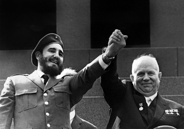 
Khi chiến tranh Lạnh lên tới đỉnh điểm, nhà lãnh đạo Fidel tiếp tục duy trì mối quan hệ thân thiết với các nước Xã hội Chủ nghĩa. Hình ảnh tay trong tay giữa lãnh đạo Cuba và Liên Xô tại Moscow năm 1963. Ảnh: Getty
