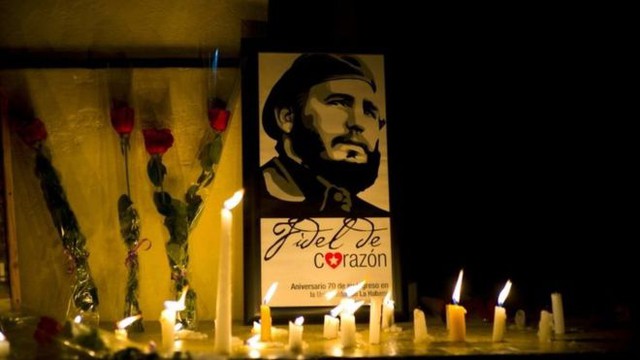 Khắp đất nước Cuba, đâu đâu người ta cũng có thể bắt gặp hình ảnh hoa và nên trước di ảnh nhà lãnh tụ lừng danh. Sự ra đi của Lãnh tụ Fidel Castro khiến người dân Cuba bàng hoàng và đau xót dù nhiều người trong số họ biết ngày này sẽ xảy ra. Nhà lãnh đạo Fidel Castro từ trần tối 25/11 theo giờ địa phương, hưởng thọ 90 tuổi. Ảnh: AP