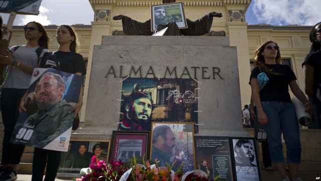 Khắp thủ đô La Havana, người dân Cuba cũng tạo ra những địa điểm tưởng niệm nhà lãnh đạo quá cố với di ảnh, hoa, nến và những giọt nước mắt. Bầu không khí ảm đạm bao trùm khắp đất nước trước sự mất mát không thể nói bằng lời. Ảnh: Getty