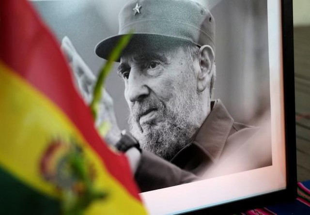Không chỉ là đau thương của riêng người dân Cuba, nhân dân các nước châu Mỹ - Latin cũng bàng hoàng trước sự ra đi của nhà lãnh đạo lừng danh. Lễ tưởng niệm nhà lãnh đạo Fidel Castro ở La Paz, Bolivia. Ảnh: Reuters