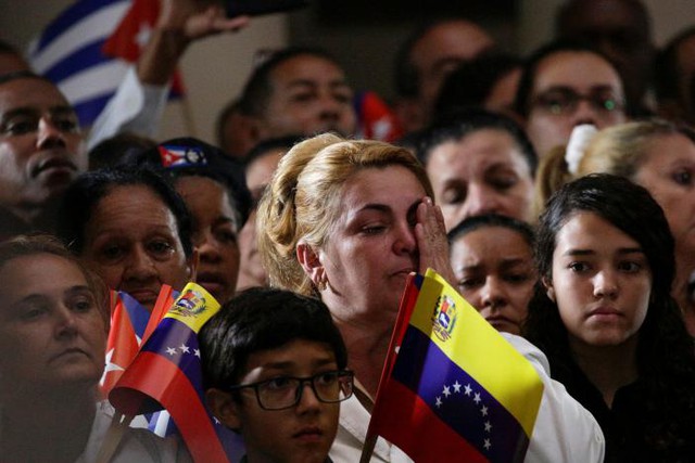 Những giọt nước mắt tiếc thương nhà lãnh đạo lừng danh thế giới trong một lễ tưởng niệm ở thủ đô Caracas, Venezuela. Ảnh: Reuters
