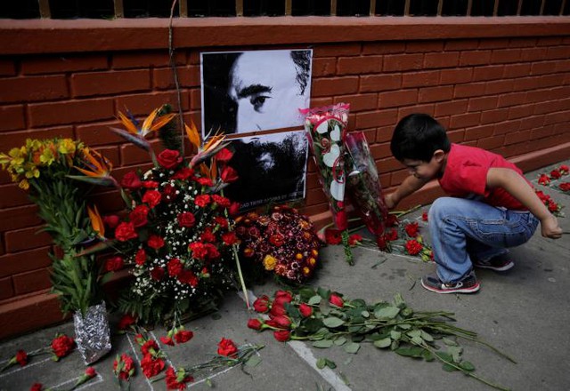 Những người yêu mến nhà lãnh đạo Fidel Castro cũng tới đặt hoa bên ngoài Đại sứ quán Cuba ở Thành phố Guatemala, Guatemala. Reuters