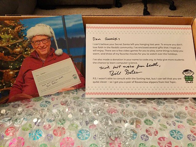 Điều đầu tiên Alicia thấy là tấm ảnh vị tỷ phú cùng một lá thư xác nhận Bill Gates chính là ông già Noel của cô.