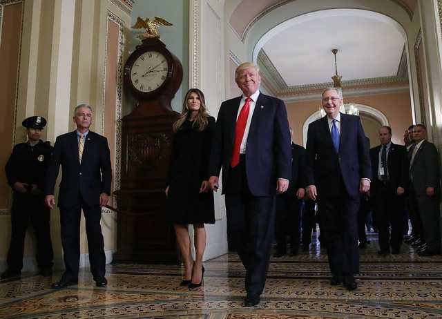 
Hình ảnh vợ chồng Donald Trump trong chuyến thăm tới đồi Capitol thứ 5 tuần trước. Ảnh: Getty Images.

