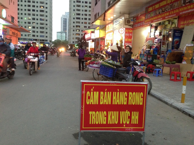 
Dù đã để biển cấm bán hàng rong, nhưng theo phản ánh của nhiều cư dân hàng rong phổ biến ở khu vực này. Mặc dù là khu nhà ở nhưng chẳng khác nào là cái chợ.
