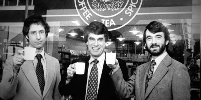 
Năm 1976, Schultz làm giám đốc marketing và bán lẻ cho Starbucks
