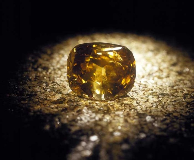 
Viên kim cương nặng nhất thế giới được đính trên vương miện của cố nhà vua Thái Lan - Bhumibol Adulyadej.

