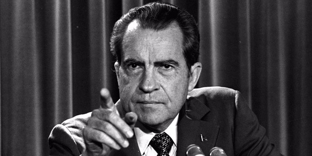 Richard Nixon, tổng thống thứ 37 của Mỹ, từng làm việc trong một trang trại gà và bán đồ chơi trẻ em tại lễ hội.