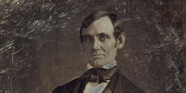 Dù rất nổi tiếng nhưng không nhiều người biết Abraham Lincoln từng sở hữu một quán rượu. Giấy phép kinh doanh rượu giúp Lincoln làm ăn rất tốt. Tuy nhiên, cửa hàng mà ông đồng sở hữu với một người bạn lâm vào cảnh thất thu và để lại những khoản nợ lớn.