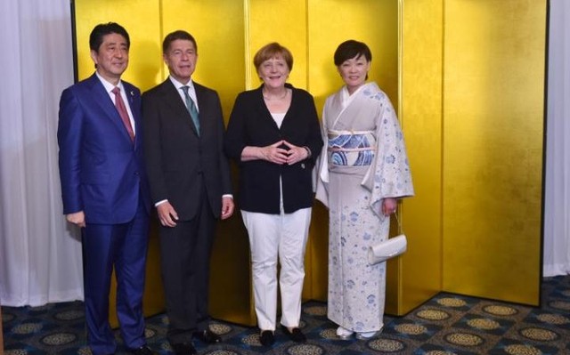 
Vợ chồng Thủ tướng Đức Angela Merkel (giữa) chụp ảnh cùng vợ chồng Thủ tướng Nhật Bản Shinzo Abe bên lề G7 năm 2016.
