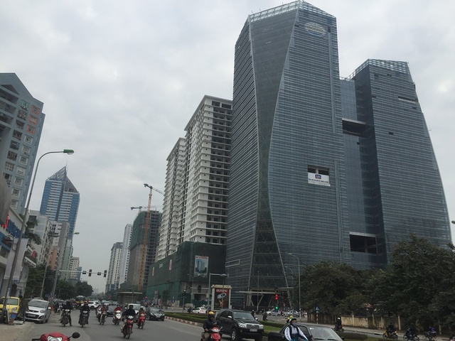 Trên tuyến đường Lê Văn Lương các khu đô thị cũ, mới đan xen, hàng loạt tòa nhà cao chót vót.