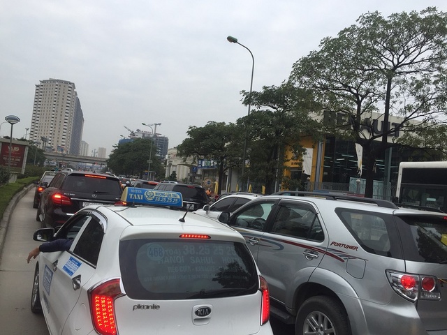 
8h30 sáng ngày 29/11, đã qua giờ cao điểm nhưng trên đường Lê Văn Lương ô tô, xe máy vẫn nối đuôi nhau dài hàng vài trăm mét, giao thông đi lại khó khăn.
