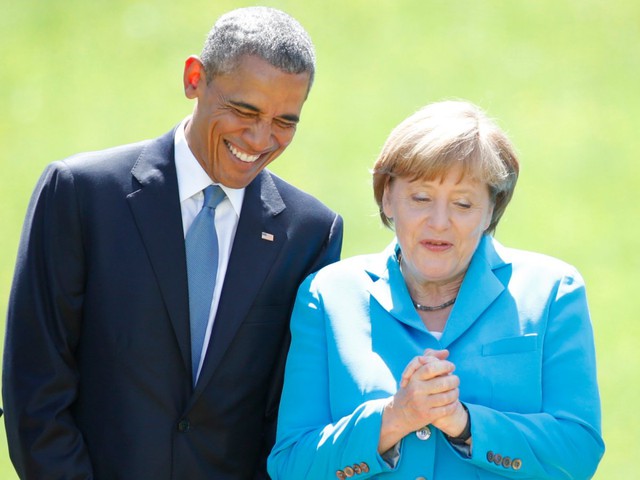 
Suốt 2 nhiệm kỳ của tổng thống da màu đầu tiên của nước Mỹ, không khó để bắt gặp những hình ảnh thân thiết giữa ông Obama và bà Merkel. Bà Merkel cũng là người ông Obama tới chào tạm biệt sau khi cuộc đua vào Nhà Trắng có kết quả, dấu mốc báo hiệu ông Obama sẽ phải ra đi. Ảnh: Reuters
