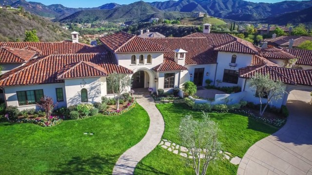 
Ca sĩ Britney Spears rao bán căn biệt thự tại Thousand Oaks với giá 7,9 triệu USD. Căn nhà có 5 phòng ngủ, 7 phòng tắm, bể bơi và cả rạp chiếu phim thu nhỏ.
