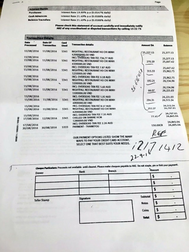 Bản sao kê của ngân hàng được phía khách bị quẹt thẻ cung cấp cho thấy tiền đã được chuyển cho nhà hàng - Ảnh: Ánh Hồng chụp lại