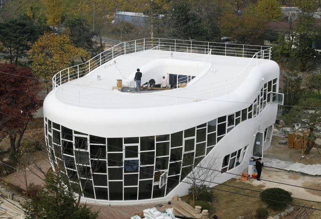  Một số căn nhà được xây từ những ý tưởng kỳ quặc, như căn nhà tại Suwon, Hàn Quốc này, nó được thiết kế dựa theo hình dáng của…toilet. 