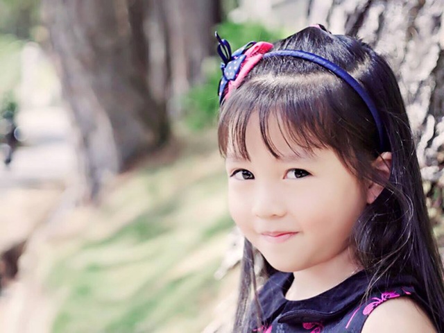 
Nhã Uyên có một niềm yêu thích đặc biệt với ngôn ngữ, có thể đọc tiếng Việt trôi chảy từ khi 4 tuổi, đến nay cô bé còn đang tự học tiếng Pháp và các môn học khác bằng tiếng Anh. (Ảnh: NVCC)
