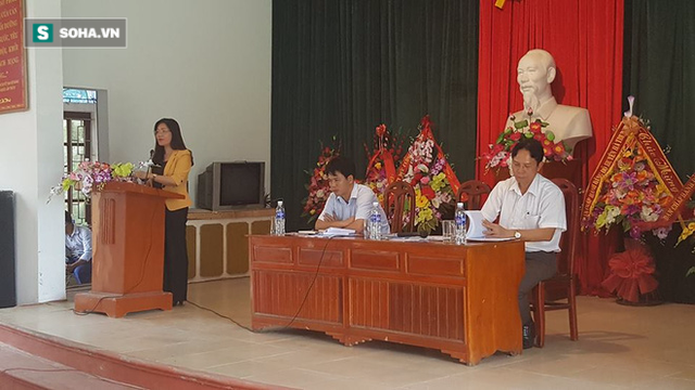 
Phó Chủ tịch UBND tỉnh Thanh Hoá Lê Thị Thìn cùng lãnh đạo huyện Hà Trung tại buổi tiếp xúc người dân ở xã Hà Vinh
