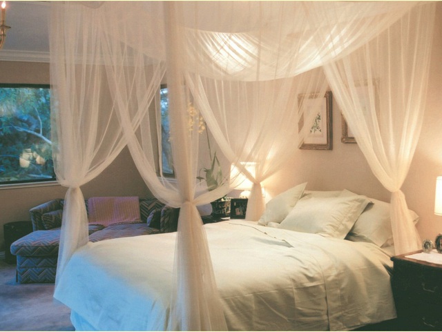 
1. Căn phòng ngủ trông đẹp mơ màng, đầy lãng mạn với sự trợ giúp của những chiếc màn.
