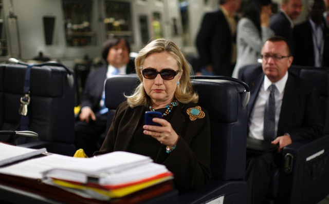 
Bà Clinton cũng chỉ dùng được điện thoại BlackBerry cổ lỗ sĩ
