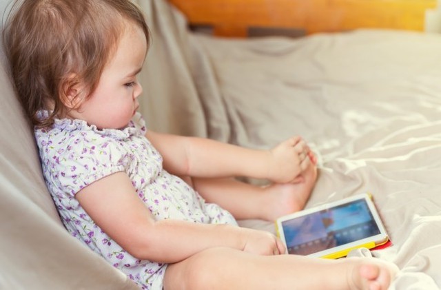 
Trẻ dưới 5 tuổi vẫn có thể tiếp xúc với màn hình điện tử.
