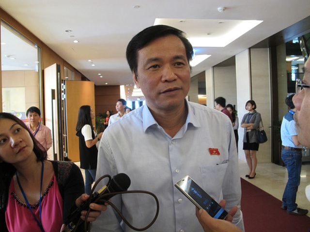 
Tổng Thư ký Quốc hội Nguyễn Hạnh Phúc trả lời báo chí bên lề Quốc hội ngày 18-11 Ảnh: NGUYỄN QUYẾT

