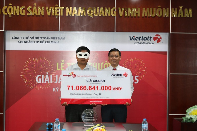 
Ông D. nhận thưởng với sô tiền 71 tỷ đồng từ đại diện công ty Vietlott.
