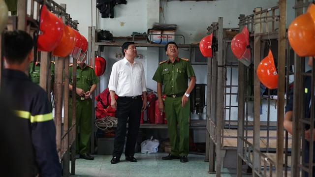 
Bí thư thành ủy TP.HCM Đinh La Thăng vào thăm nhà công vụ của chiến sĩ của Phòng Cảnh sát PCCC trên sông - Ảnh: THUẬN THẮNG
