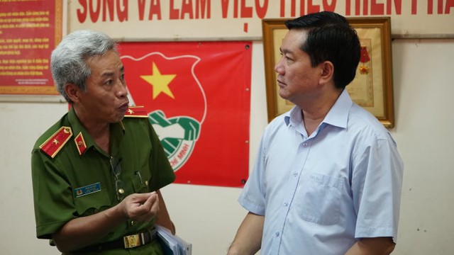 
Phó giám đốc Công an TP.HCM - thiếu tướng Phan Anh Minh (trái) báo cáo với Bí thư Thành ủy TP Đinh La Thăng về tình hình hoạt động của đội hình sự đặc nhiệm - Ảnh: Thuận Thắng
