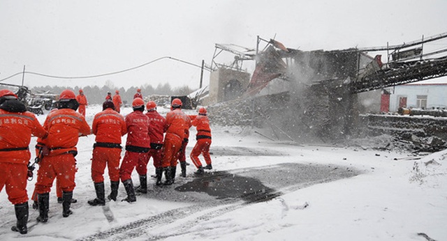 Lực lượng cứu hộ tại mỏ than ở TP Thất Đài Hà, tỉnh Hắc Long Giang hôm 30-11. Ảnh: CHINA DAILY