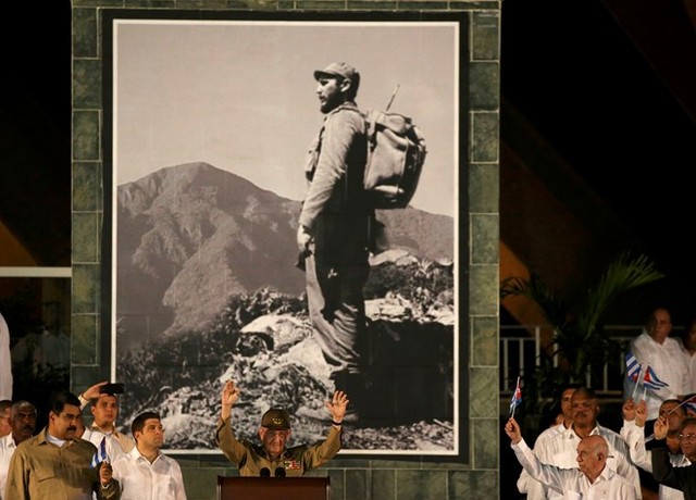  Chủ tịch Cuba Raul Castro trước bức ảnh Fidel Castro trong lễ tưởng niệm cố lãnh tụ diễn ra tại Santiago de Cuba hôm 3/12. Ảnh: Reuters. 