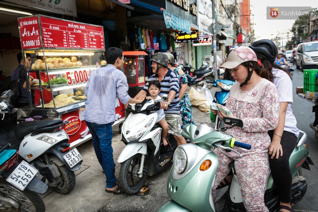 
Khách mua bánh mì 5.000 đồng luôn nườm nượp mỗi ngày.
