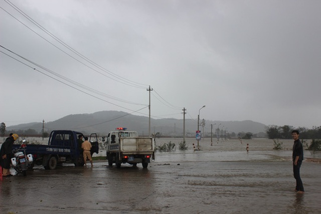
CSGT Công an huyện Tuy Phước lập chốt chặn tại một tuyến đường ngập nước
