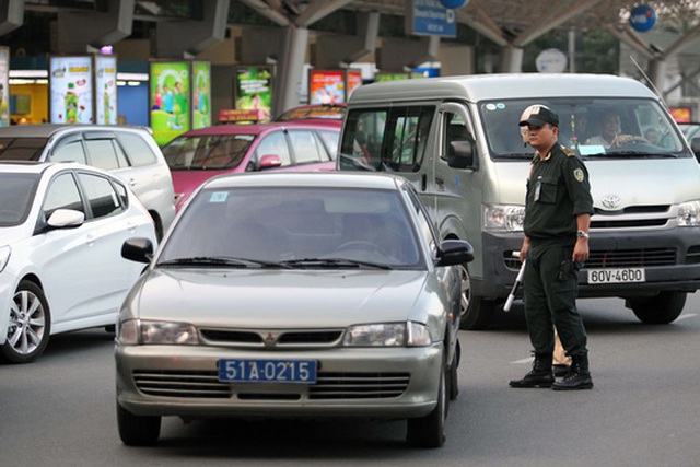 
Lực lượng chức năng tại sân bay Tân Sơn Nhất nhắc nhở xe công dừng đỗ đúng nơi quy định. Ảnh Hoàng Triểu

