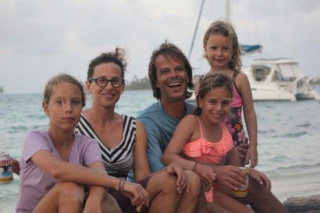 
Cặp vợ chồng Lani Bevacqua và 3 cô con gái
