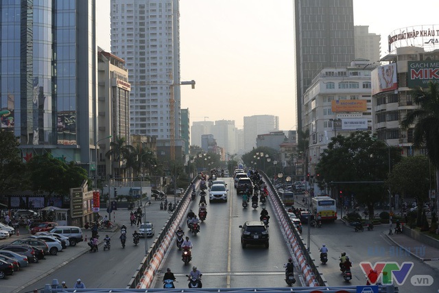 
Trục đường BRT 01 đi qua có lượng xe tham gia giao thông khá lớn nên ảnh hưởng tới tốc độ của bus nhanh trong 2 ngày chạy thử vào giờ cao điểm.
