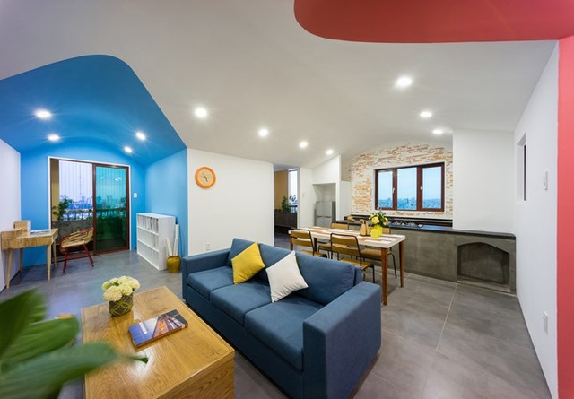 Điểm cộng cho căn hộ này đó là không gian nhiều màu sắc kết hợp hài hòa cùng nội thất trong nhà vô cùng ấn tượng.