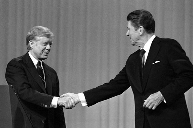 Jimmy Carter và Ronald Reagan bắt tay trước cuộc tranh luận trên truyền hình năm 1980 hiện giữ kỷ lục về số người xem. Ảnh: U.S. News & World Report.