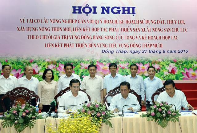 
Phó thủ tướng Vương Đình Huệ chứng kiến lễ ký kết kế hoạch hợp tác liên kết phát triển bền vững tiểu vùng Đồng Tháp Mười. Ảnh: VGP/Thành Chung
