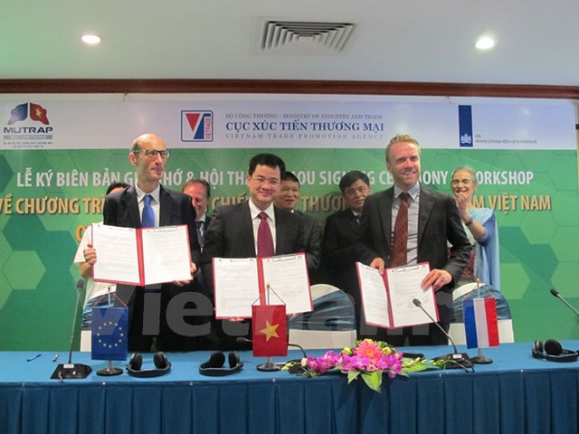 
Cục Xúc tiến thương mại, CBI và Dự án Eu-MUTRAP đã ký Biên bản ghi nhớ về việc hợp tác thực hiện Chương trình xây dựng Chiến lược thương hiệu ngành thực phẩm Việt Nam. (Ảnh: Đức Duy/Vietnam+)

