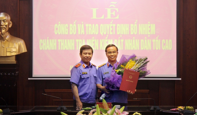 Ủy viên Trung ương Đảng, Viện trưởng Viện kiểm sát nhân dân tối cao Lê Minh Trí trao Quyết định cho ông Phan Văn Tâm. Ảnh VKSNDTC