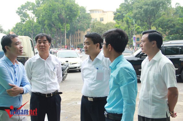 
Chủ tịch UBND TP Hà Nội Nguyễn Đức Chung trao đổi thêm với đại diện chủ đầu tư về mẫu nhà vệ sinh mới
