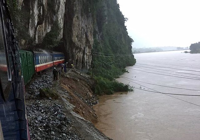 
Nhiều vị trí đường sắt đi ven sông Gianh (Quảng Bình) bị xói lở ảnh hưởng đến an toàn chạy tàu - Ảnh: Đường sắt VN

