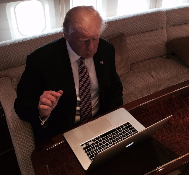 
Ông Trump và hành động mổ cò với MacBook gây cười
