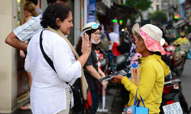 
Nhiều du khách quốc tế cảm thấy rất phiền lòng khi bị người bán hàng rong chèo kéo ép mua hàng - Ảnh tư liệu TT
