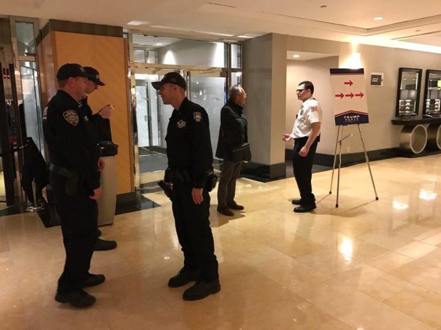 Lực lượng an nihh và cảnh sát bố trí dày đặc bên trong khách sạn nơi ông Trump sẽ chờ kết quả bầu cử - Ảnh: QUỲNH TRUNG